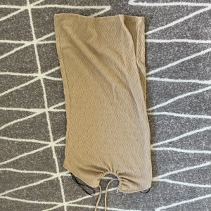 Beige omlottklänning från Divided H&M - Säljer en beige omlottklänning från Divided H&M i storlek M. 