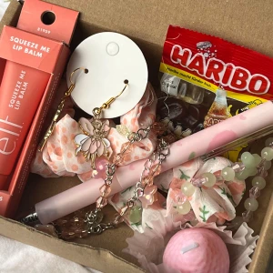 Small Pink mystery box - 5 - 8 items!✨ Could include anything from makeup and skincare to accessories to candles!💕🌷  The box is worth at least 200kr✨❗️The picture is just an example and not exactly what you get❗️