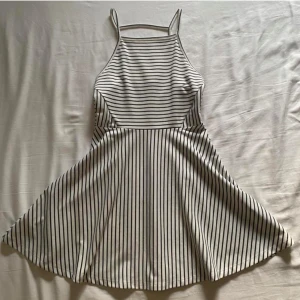 Vit och svart randig klänning med smala axelband - Säljer en vit klänning med svarta ränder och smala axelband. Perfekt för varma dagar och har en lätt och luftig känsla. Skriv vid frågor eller funderingar💗