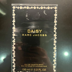 Daisy Eau de Toilette från Marc Jacobs - Säljer en Daisy Eau de Toilette från Marc Jacobs. 100 ml aldrig använd, ordinarie pris 1485krFärsk och feminin, en lekfull, ljus och lockande doft. 