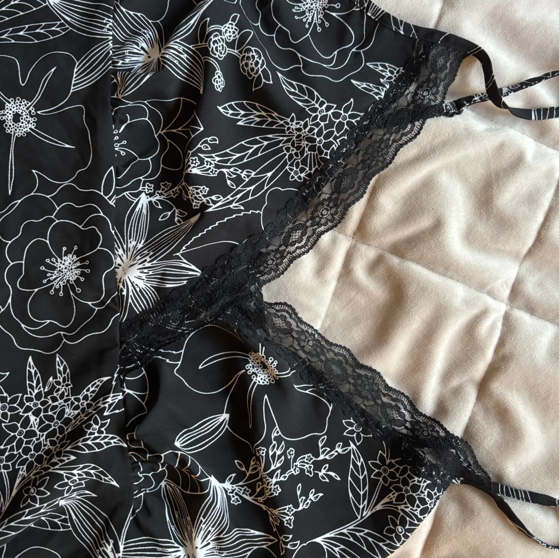 Svart blommigt linne - 2