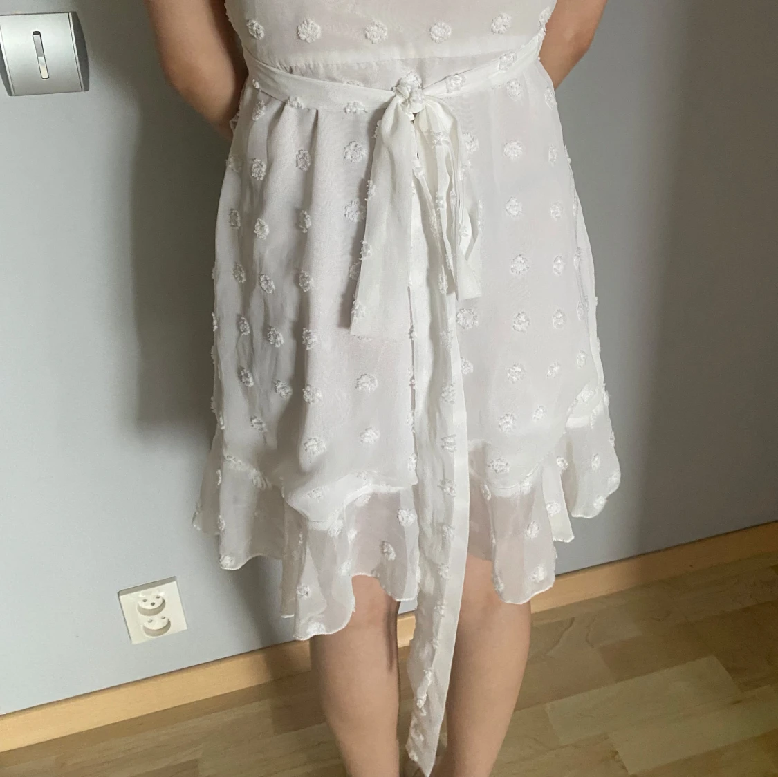 Vit omlottklänning med volang - 3