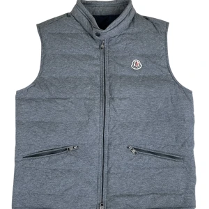 Moncler  - Moncler Gerard väst storlek 5 sitter som L/Xl super skick. Pris 2590 finns att köpa via Fashionels.com