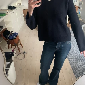 Svart stickad tröja från Filippa K - Säljer en svart stickad tröja från Filippa K i storlek XS. Tröjan har en rak, något loose passform med rund halsringning och långa ärmar. Perfekt basplagg för kyligare dagar.