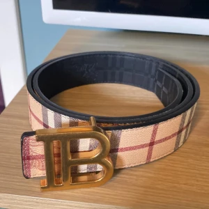 Rutig bälte med guldspänne - Snyggt bälte bra skick aldrig använt 105 cm