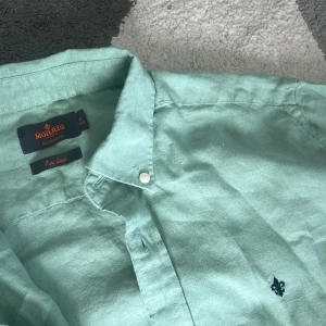 Ljusgrön linneskjorta från Morris - Linneskjorta❗️❗️ Säljer nu en otroligt soft Morris skjorta i 100% linne. Ljusgrön otrolig somrig färg och as najs nu inför kommande väder😍 Strl M och 10/10 skick!! 