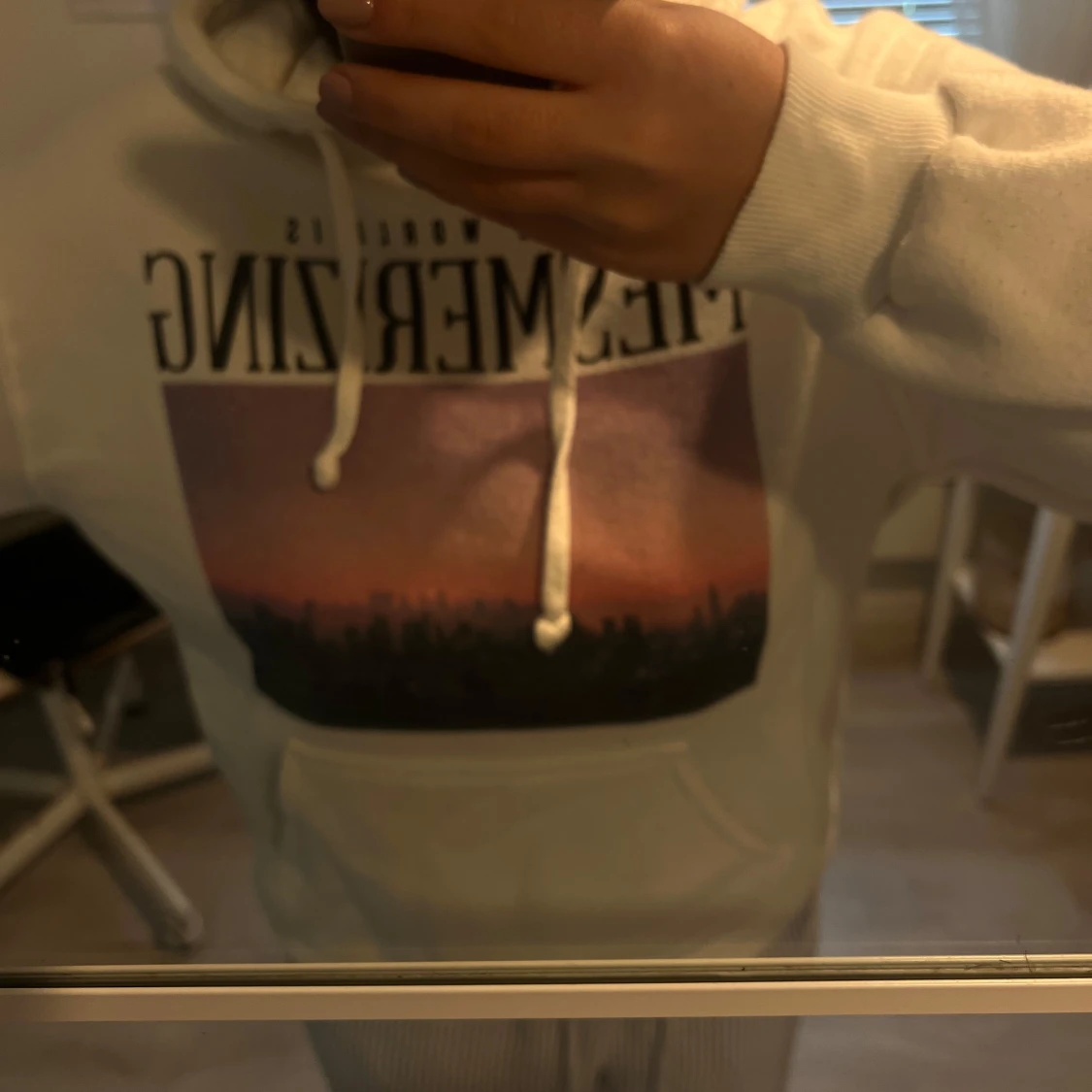 Vit hoodie med tryck