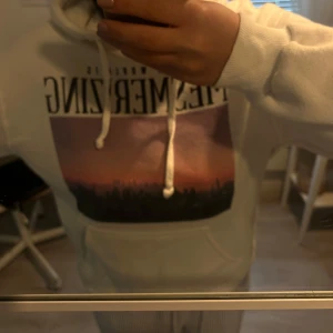 Vit hoodie med tryck - En härlig hoddie med tryck från Pull&Bear köpt i Spanien. Finns tryckt längs ena ärmen. Du står för frakt men pris kan alltid diskuteras 🫶🏼