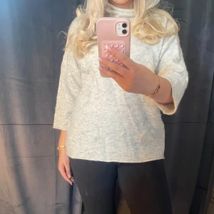 Trekvartsärmad stickad tröja - Fint skick och passar till allt!💕