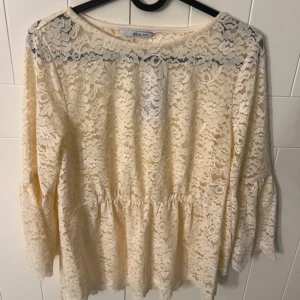 Beige spetsblus  - Säljer denna super fina spets blus med midja, den är aldrig använd då jag anser att den var för stor för mig.  Pris kan diskuteras vid snabb affär