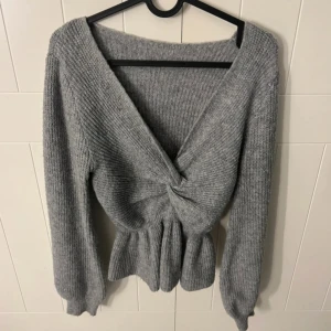 Stickad midjetröja  - Super fin och skön stickad midjetröja, säljs nu tyvärr då den inte kommer till användning. Den är ifrån SHEIN men den har sjukt bra kvalitet  Pris kan diskuteras vid snabb affär