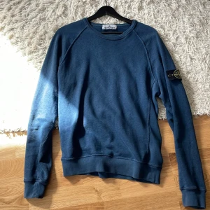 Stone island crewneck - En crewneck i väldigt bra skick. Använd fåtal gånger. Ser ut som ny. 9/10 skick  Säljs endast för 599!