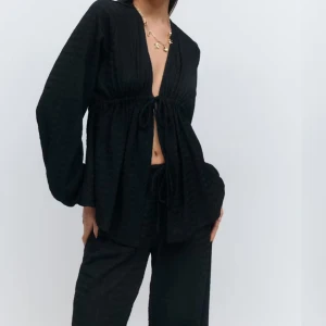 Set  - Så fint set från Gina tricot som är perfekt till sommaren. Settet är endast testat av mig, men kommer inte till användning! (Kan köpas tillsammans eller separat) Toppen är i storlek S & byxorna i storlek XS🤍