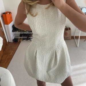 Student klänning  - Super fin student klänning som tyvärr är lite för stor o lång för mig, den är uppvikt så att den ska passa mig bättre på bilderna💕