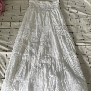 Vit långkjol - Säljer denna snygga vita långkjol från Gina Young. Den är i storlek 146/152 och är i mycket bra skick. Använd väldigt fåtal gånger🥰