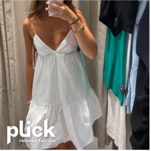 Zara klänning  - Jättesnygg vit klänning från Zara som inte finns längre! I bra skick, inte använd särskilt mycket💕