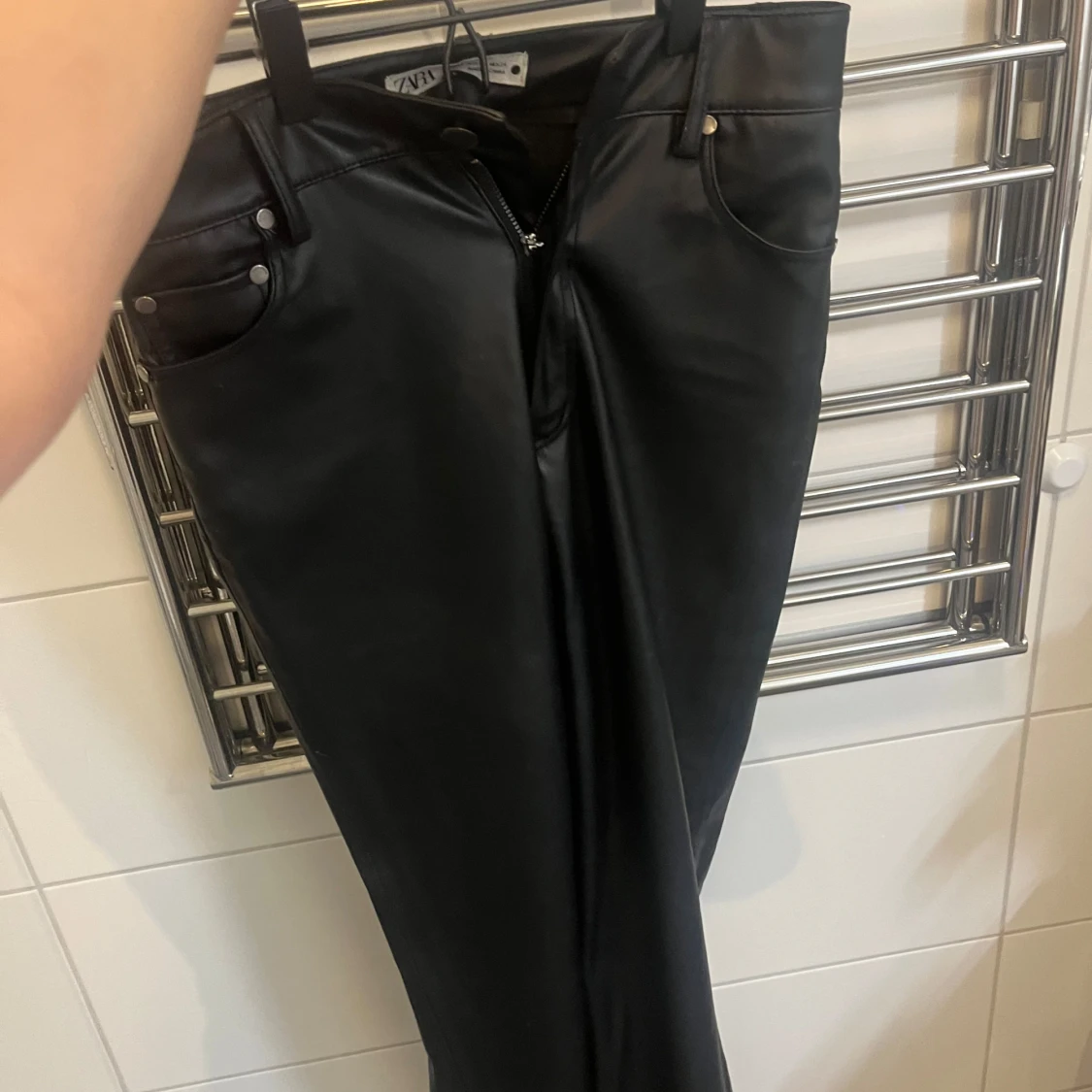 Svarta skinnbyxor från Zara - 1