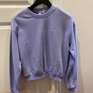 Långärmad tröja  - Säljer en ljuslila tröja från H&M. Perfekt för en avslappnad stil💜