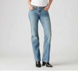 Lågmidjade bootcut jeans - Säljer dessa jeansen från Levis🌸 De är i modellen superlow boot och är i färgen indigo stonewash🌸Använda fåtal gånger och har inga defekter förutom slutningarna längst ner💕