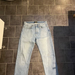 Jeans - Säljer ett par ljusblå jeans från märket NEUW Stockholm. Fint skick på dessa och st är 30/30. Används inte och säljs av det skället.
