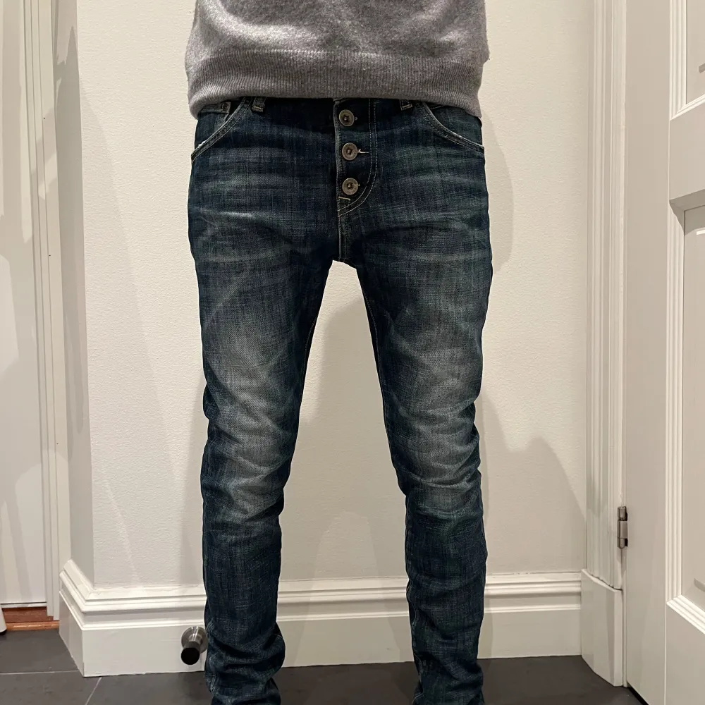 Snygga mörkblå jeans från Replay med knappar framtill. Storlek 24, model Pilar. Super snygg tvätt, lös model upptill och smalare vid bena. . Farkut & Housut.