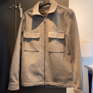Overshirt från HM - Säljer en hm Overshirt som också är som en jacka. Den är aldrig använd eftersom den var för stor för mig. Storlek S men passar också M. Säljes för 399!