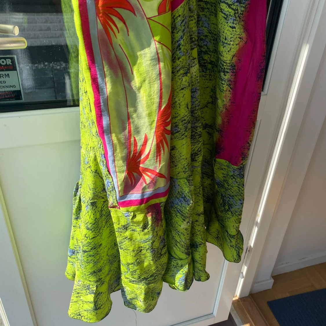 Färgstark långklänning med tropiskt mönster - 1