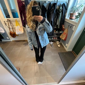 Ljusblå jeansjacka från Monki - Säljer en klassisk ljusblå jeansjacka från Monki i storlek M. Jackan har knappar framtill, två bröstfickor med lock och en rak passform.💕