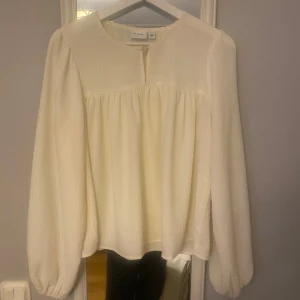 Krämvit blus från Vila - Fin krämvit blus från Vila i storlek 36