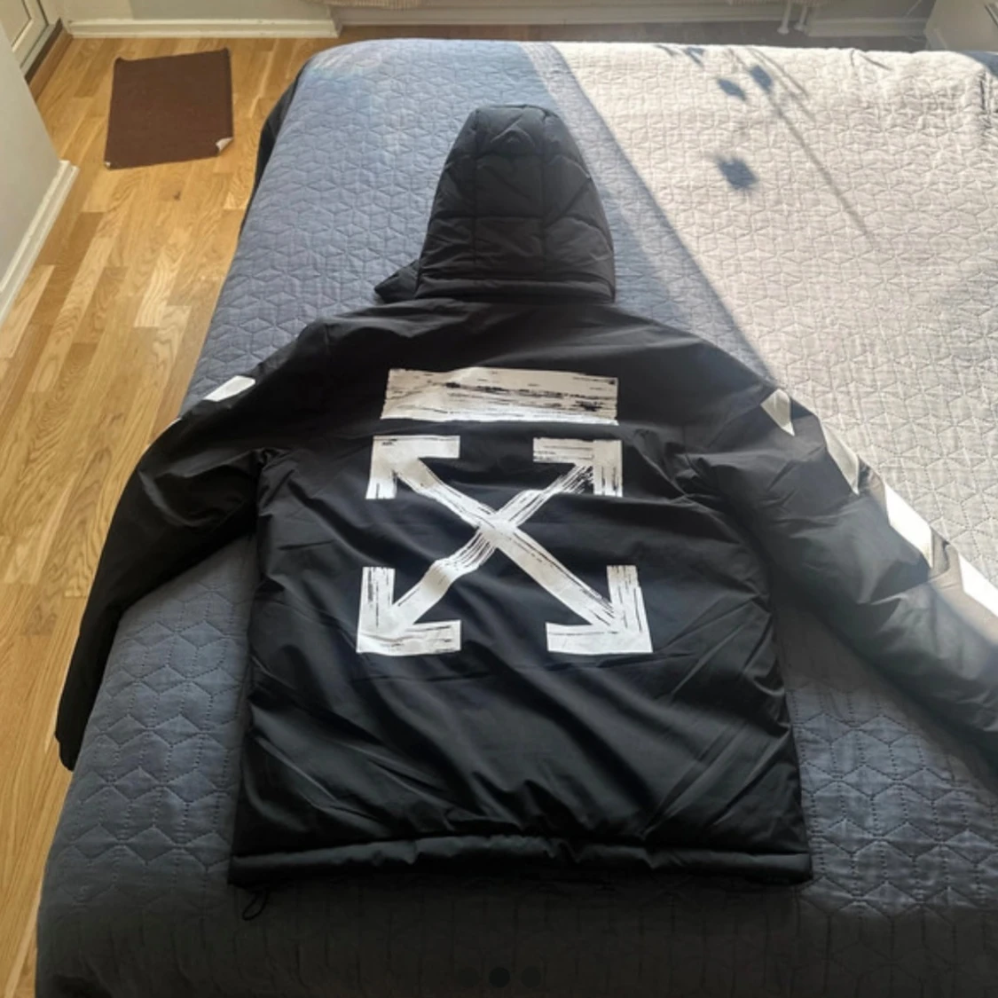 Svart pufferjacka med vita Off-White detaljer