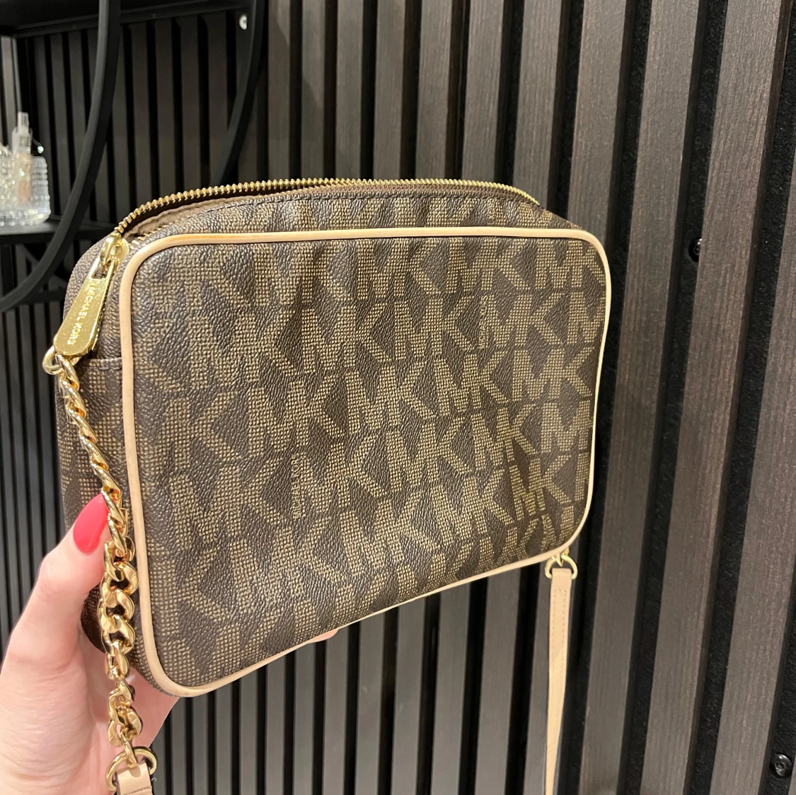 Brun axelväska från Michael Kors - 2