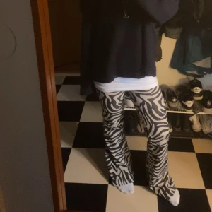 Zebramönstrade byxor - Snygga zebramönstrade byxor med en bootcut💖💖 jätte coola!! Skriv för fler bilder eller annat🤗