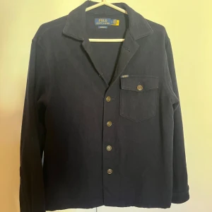 Overshirt - Ralph Lauren - Säljer en stilren mörkblå overshirt från Polo Ralph Lauren. Storlek S, passar även M. Perfekt t våren! 