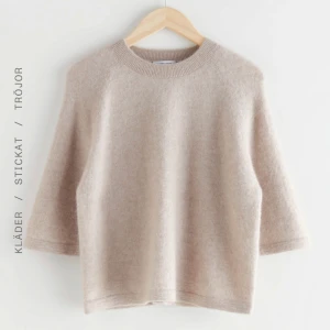 Beige stickad tröja & other stories  - Mysig beige stickad tröja med trekvartsärmar. Använd sparsamt och i storlek S!