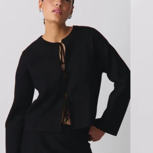 Tröja med knytning  - Säljer nu denna superfina tröjan från Gina tricotsom är helt slutsåld. Den är helt oanvänd med lappen kvar då den vart för liten för mig. 