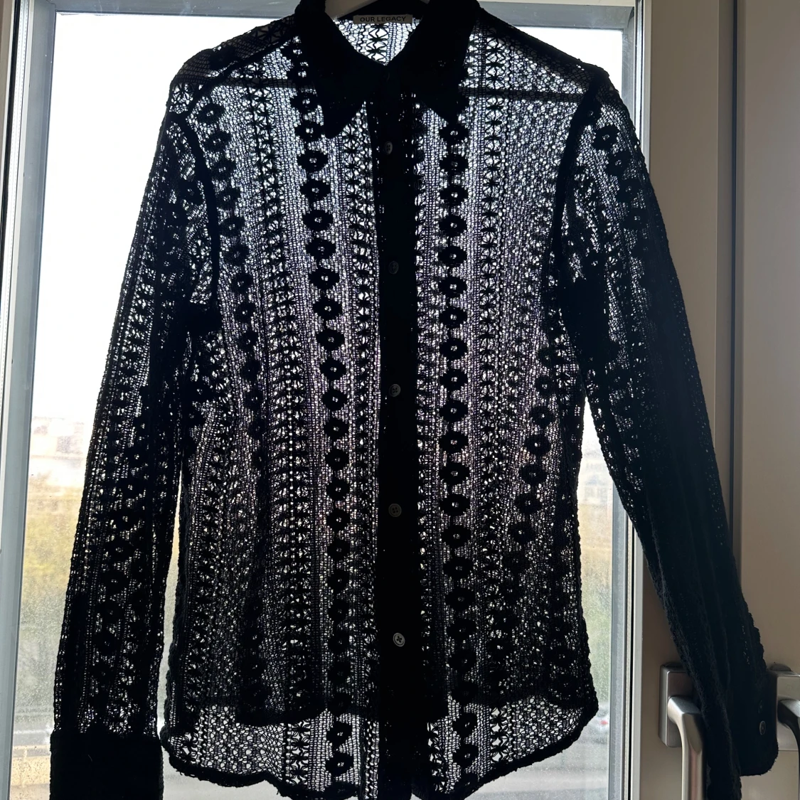 Svart spetsmönstrad skjorta från Our Legacy