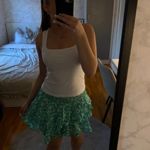 Volangkjol🫶🏼🥂 - En grön volangkjol från gekås i storlek Xs🍀