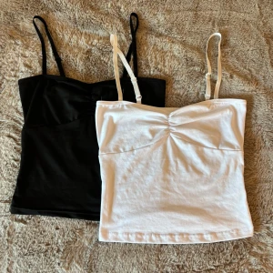 Svart och vit linnetopp från Shein - Två linnetoppar från Shein i svart och vit. Perfekt basplagg i garderoben!✨(priset är för båda linnena)