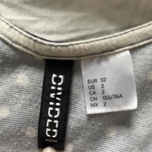 Mörkblå prickig klänning från H&M Divided - Söt mörkblå klänning med vita prickar från H&M Divided. Klänningen är ärmlös, har en rund halsringning och sitter väldigt fint på kroppen. Perfekt för en somrig look! 💙