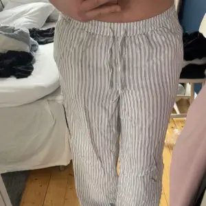Säljer dessa snygga linnebyxor då dom tyvärr är för långa. Byxorna är i stl S, men passar mig som vanligtvis har M/38. Dom har fickor och resår samt snörning i midjan💗 nypris: ca 500kr