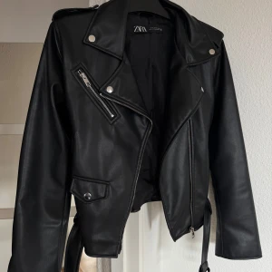 Svart skinnjacka från Zara - Stl XL men sitter mer som en M. Jättefint skick🖤
