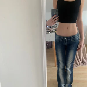 Svart ribbad linnetopp - Säljer en sparsamt använd stilren svart ribbad linnetopp. Perfekt för varma dagar eller som lager under en jacka. Toppen har en tight passform och är ärmlös, vilket gör den både bekväm och mångsidig.  Jag har klippt bort lappen då den kliade lite, men jag är rätt säker på att den är från H&M. 