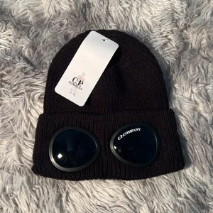 Cp company mössa - Tjena säljer en snygg cp company mössa perfekt för hösten helt o andvänd hör av er ifall det är något ni undrar!