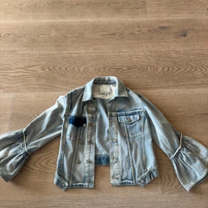 Jeansjacka med vida ärmar från 3.1 Phillip Lim - Säljer en skitsnygg ljusblå jeansjacka från 3.1 Phillip Lim, priset går att diskutera❣️