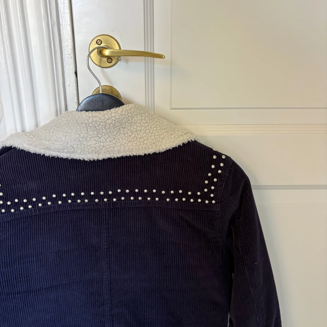 Mörkblå manchesterjacka med fuskpäls från Rebecca Minkoff - 2