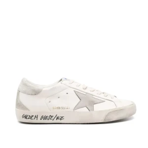 Golden Goose  - Säljer ett par vita sneakers från Golden Goose med grå stjärndetalj på sidan och grå häl i mocka. Skorna har snörning och textdetaljer på sulan. Perfekta för en avslappnad och trendig stil. HELT NYA, (Fel storlek för mig).