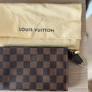  Louis Vuitton  - Klassiska äkta Louis Vuitton clutch (lilla) vintage!! Dammpåse följer med. Mått: 16.5 x 10.5