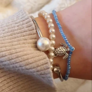 armband, smycke - Jättefint blått armband med en skäldpadda berlock!! 🩵🩵