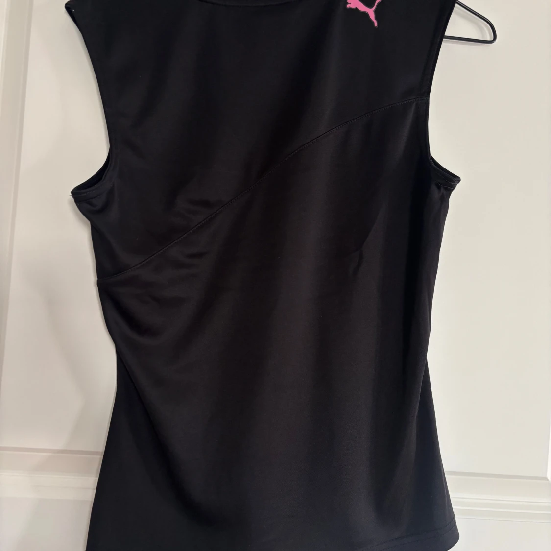 Svart ärmlös träningstopp från Puma - 3