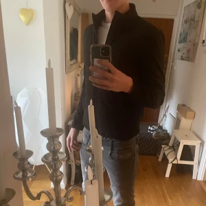 Svart Cardigan med dragkedja - Säljer en stilren svart jacka med dragkedja. Dragkedjan kan vara lite trög men funkar